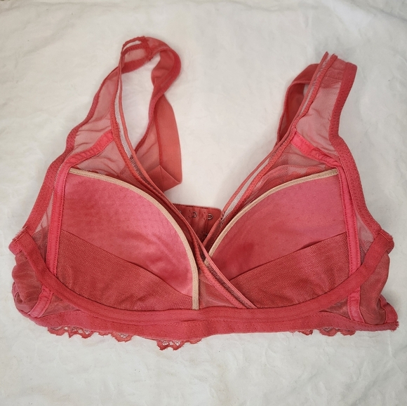 Vintage Red Lace Bra - Picture 3 of 9